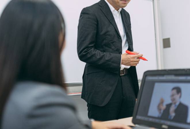 上司からしつこく交際を申し込まれている時｜探偵