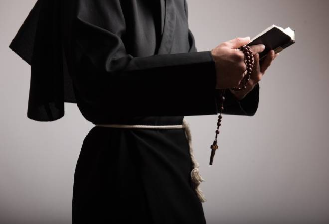 マッチングアプリで出会った男性に宗教の勧誘をされている｜探偵