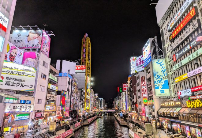 店舗で行われる違法薬物取引の実態。