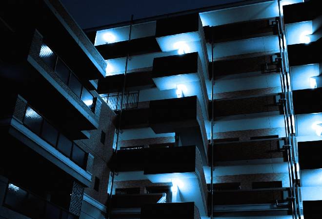 夜のマンション。ブランド品を買わせて、音信不通になり消えた恋人の行方を突き止めたい方へ。