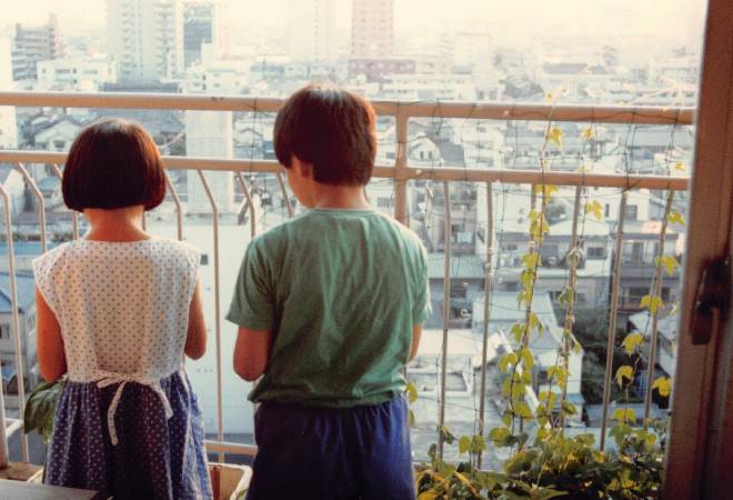 ベランダにいる子供。近隣のタバコによる副流煙被害に、対策したい親御さんへ。