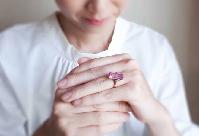 希望にすがる女性。警察が動かない国際ロマンス詐欺の被害に悩む方へ。