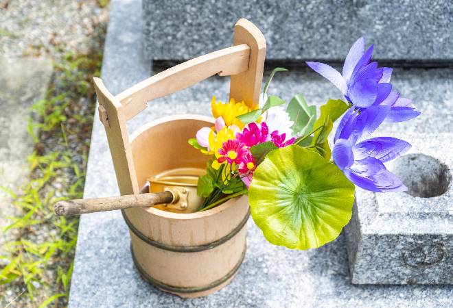 お墓参り。急死した夫のお墓に現れる謎の女性との関係に、不安を感じるあなたへ。