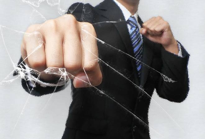 戦う男性。彼女を騙した、悪質なスカウトマンを許せないあなたへ。