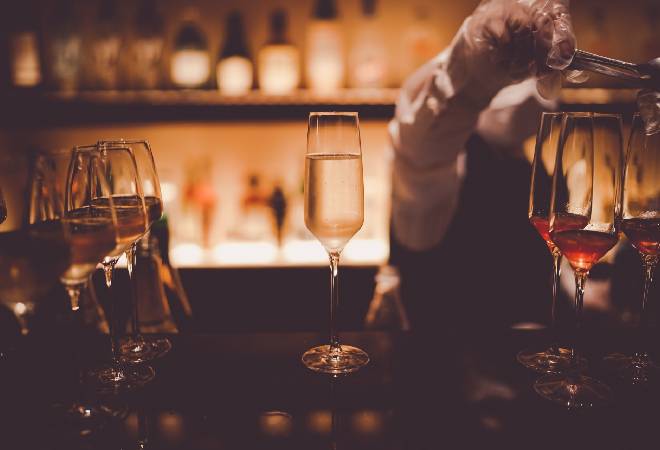 バーのマスター。近隣のクラブ営業による騒音、振動の営業妨害にお悩みの経営者様へ。