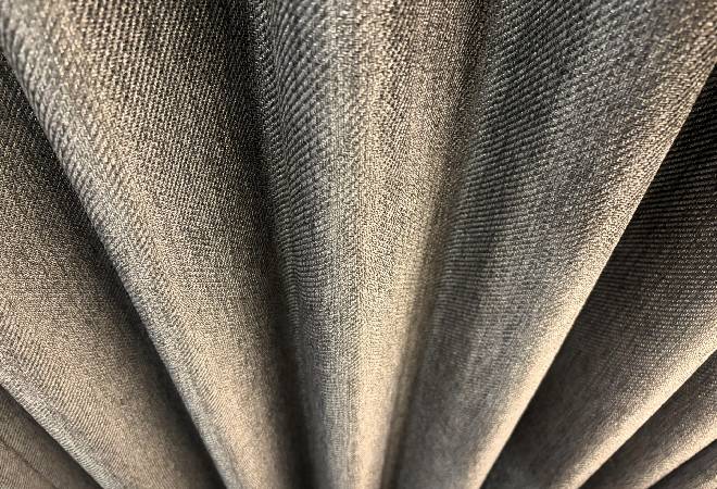 例えば、カーテン裏に隠された盗聴器による元妻の影。プライバシーと自宅を守りたい方へ。