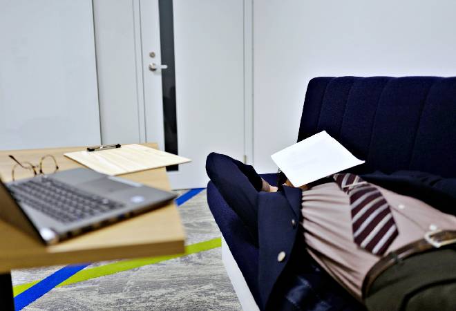 リモートワーク中の部下の、不自然な機材トラブルに悩む管理職や人事担当者へ。