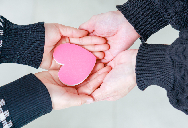 親から子へ、ハートをプレゼントするイメージの写真。