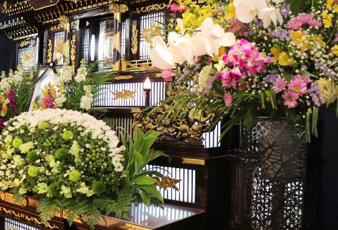 父の葬儀場特定と、供花代行にかかる費用について。