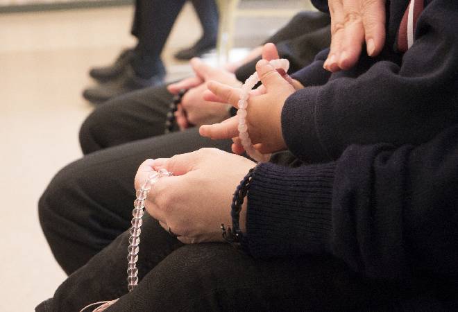 実の父の葬儀場の特定と、供花代行にかかる費用について。