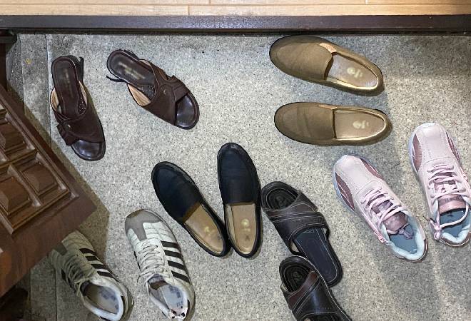 靴が散らかっている実家の玄関の写真。