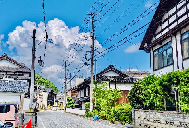実家を想起させる、古い民家が並ぶ住宅街の写真。