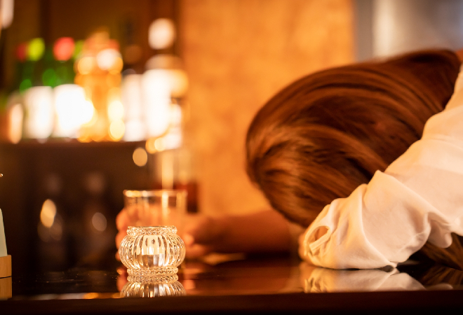 娘が飲み会で記憶を失うほど泥酔した理由と、異常な酔い方の原因を知りたい親御さんへ。