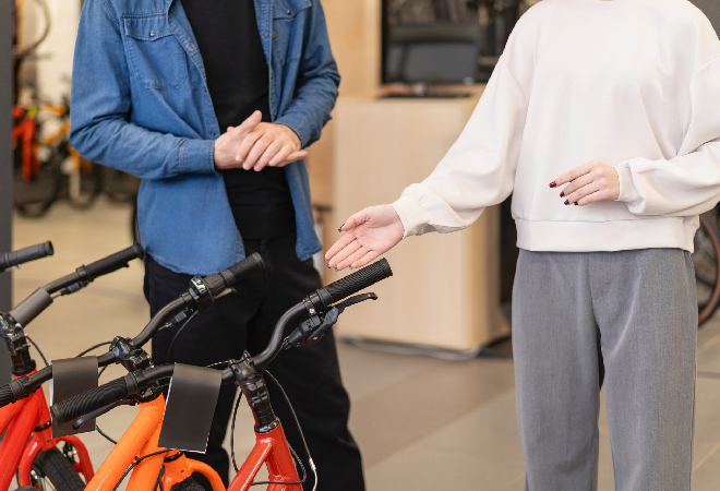 何も買わないのに毎日現れる不審な男による、女性従業員への業務妨害に対処したい責任者の方へ。