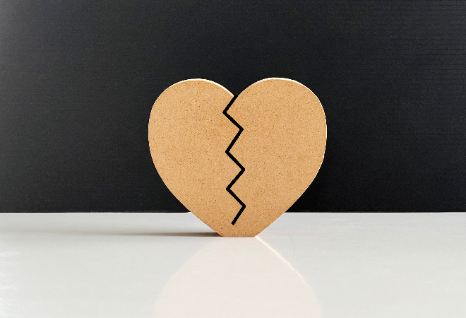 真ん中にひびが入っているハートの写真。