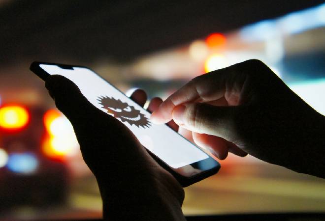 画面に悪事を思わせるアイコンの写ったスマホの写真。