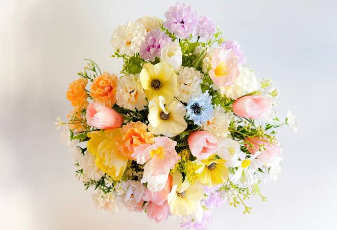 明るい色合いの花束の写真。
