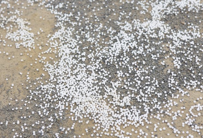 隣人による塩を使った嫌がらせ。