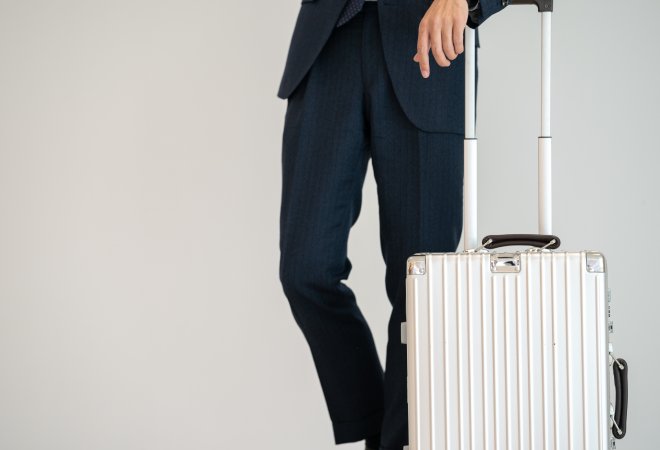 夫が沖縄に行く理由が不倫旅行か確かめるための探偵利用。