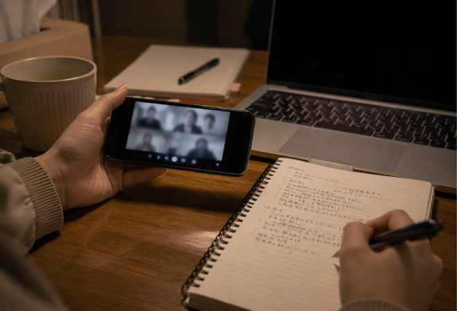 夫のリモート会見中の違和感に対する探偵の回答。