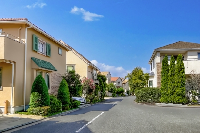 自然と共生する社会をイメージさせる住宅街の写真。